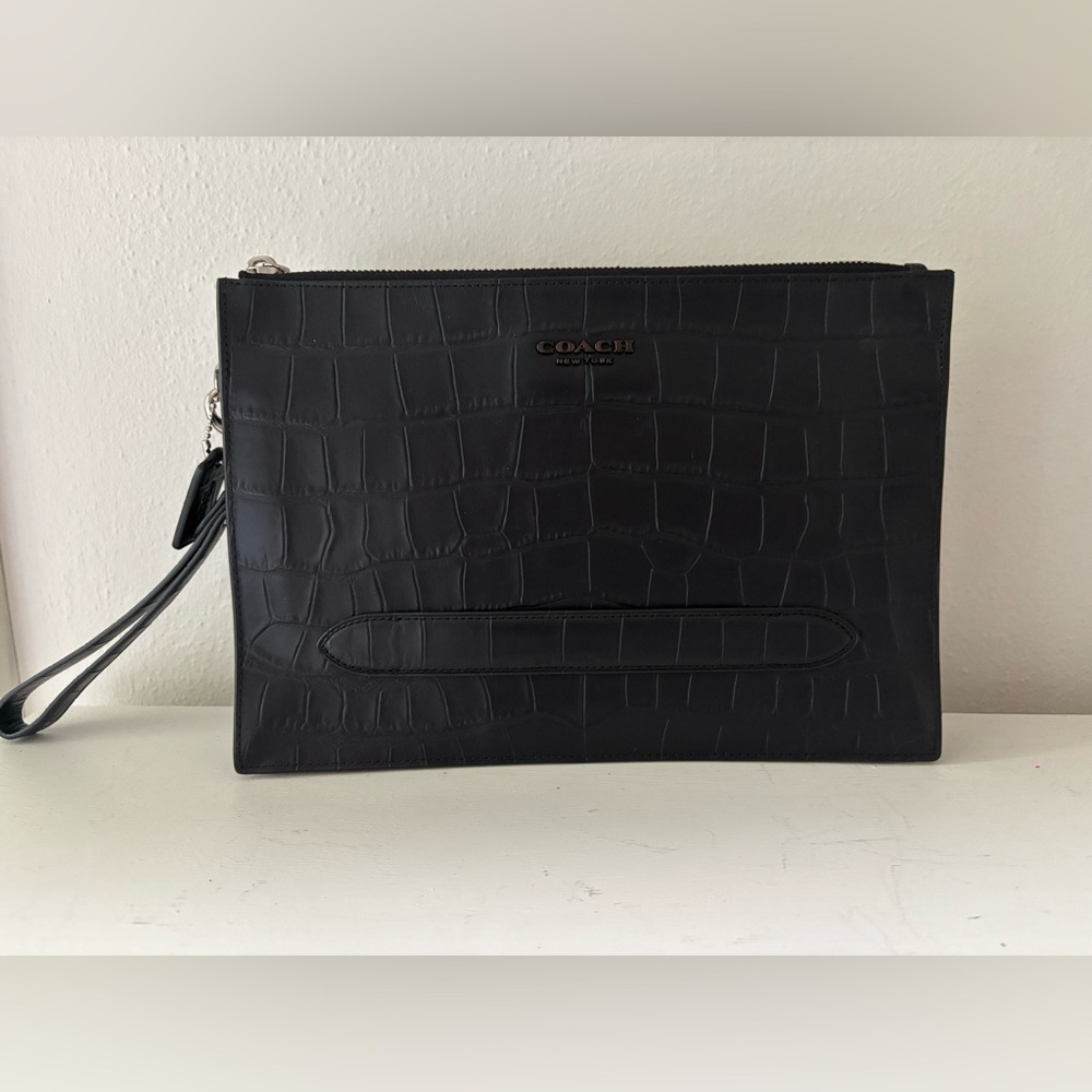 🍀Coach Black Croc-Embossed Leather Wristlet Clutch
